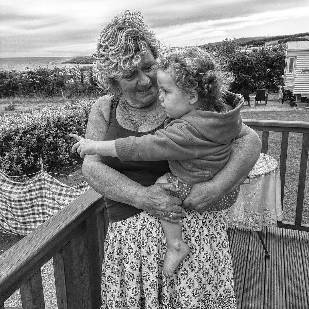 “A” with #NanaRobinson looking out to sea from their place in #SilverStrand #radrobinsonsummerholidays #twins #twinsofinstagram #twinstagram #POTD