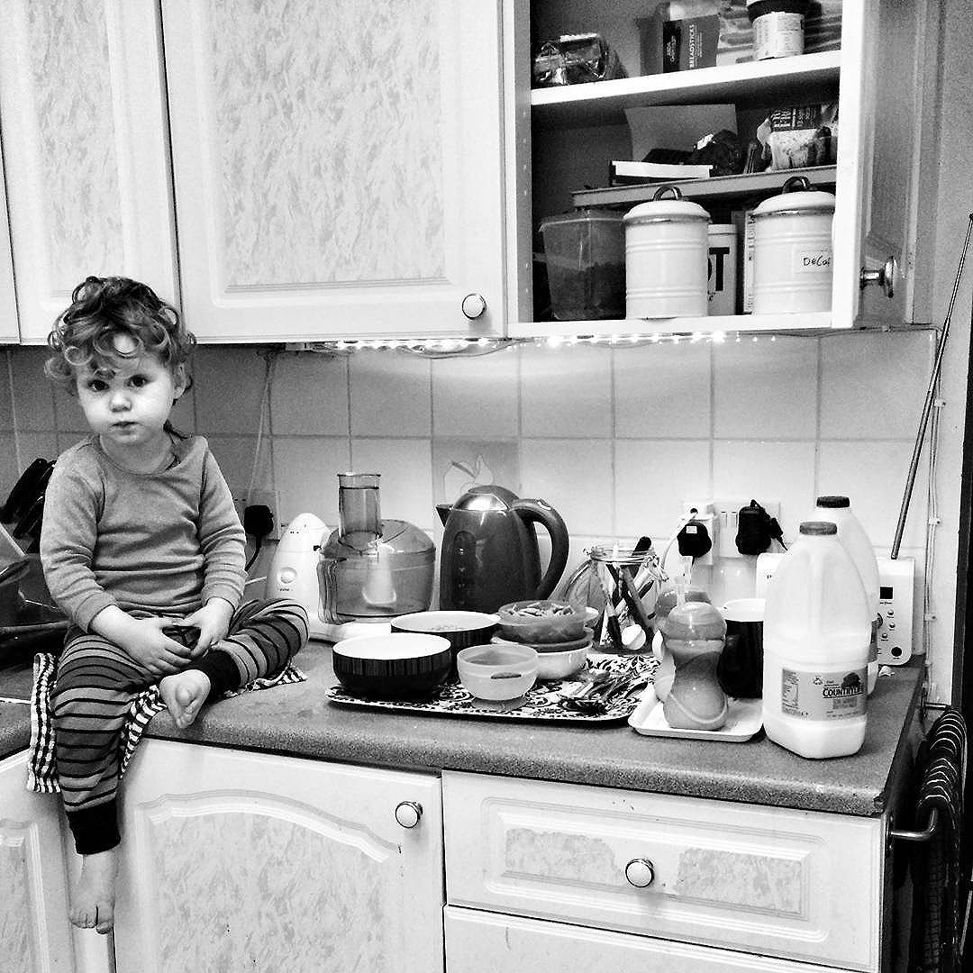 Daily breakfast prep usually involves my little boy sitting up beside me on the counter. He gets to turn on the radio and pick out the tea bags and put them in the cups. He also usually gets a cheeky mouthful of raisins. I love this time with him. It sometimes ends in tears when his Mama come to get him changed and dressed. Other times he gets swapped out for the girly version… #Twins #Twinstagram #twinsofinstagram #dadlife #thedadnetwork #POTD