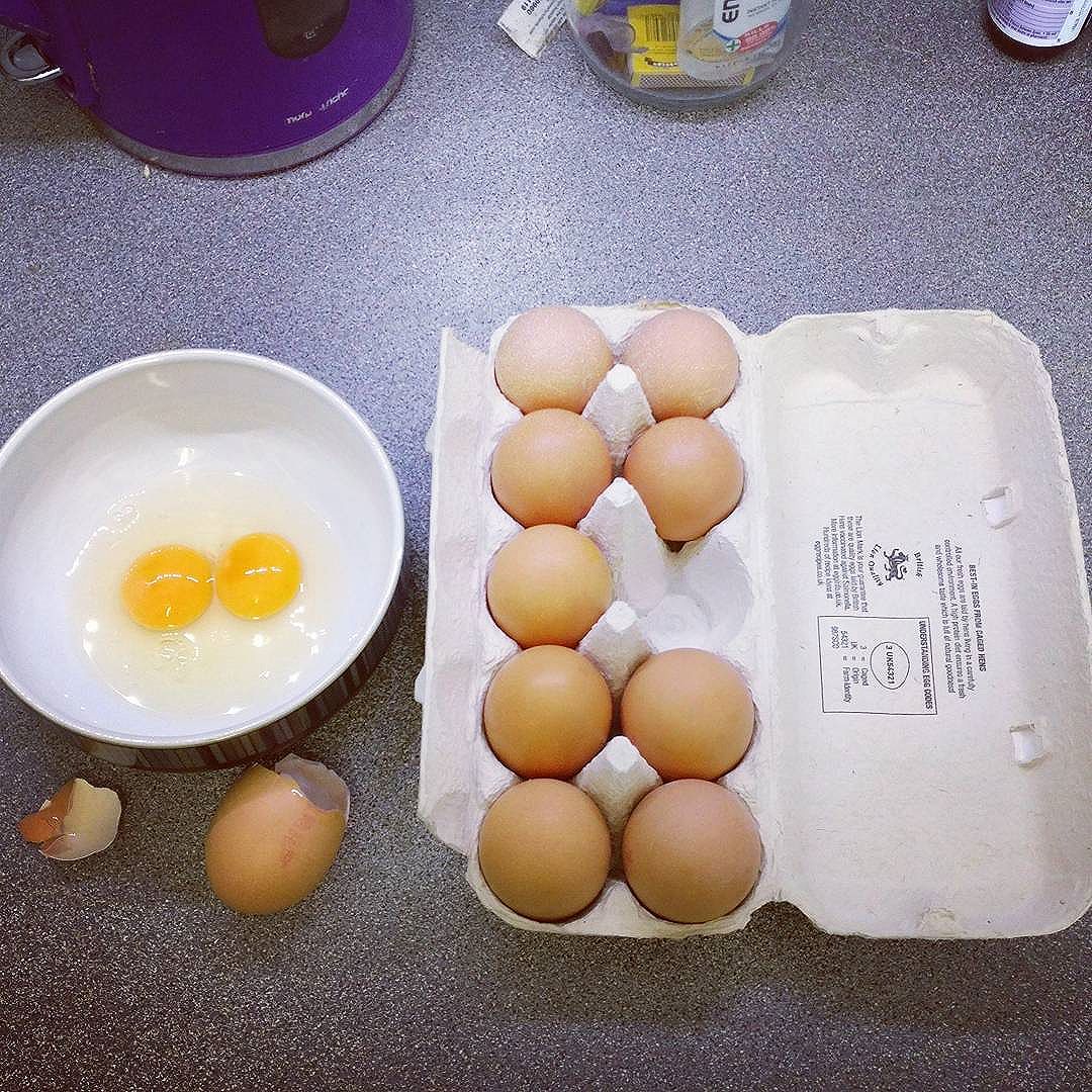 Not one, not two, not three but FOUR #doubleyolk #eggs! And the pack says nothing of double yolks! #LuckyLunch #POTD