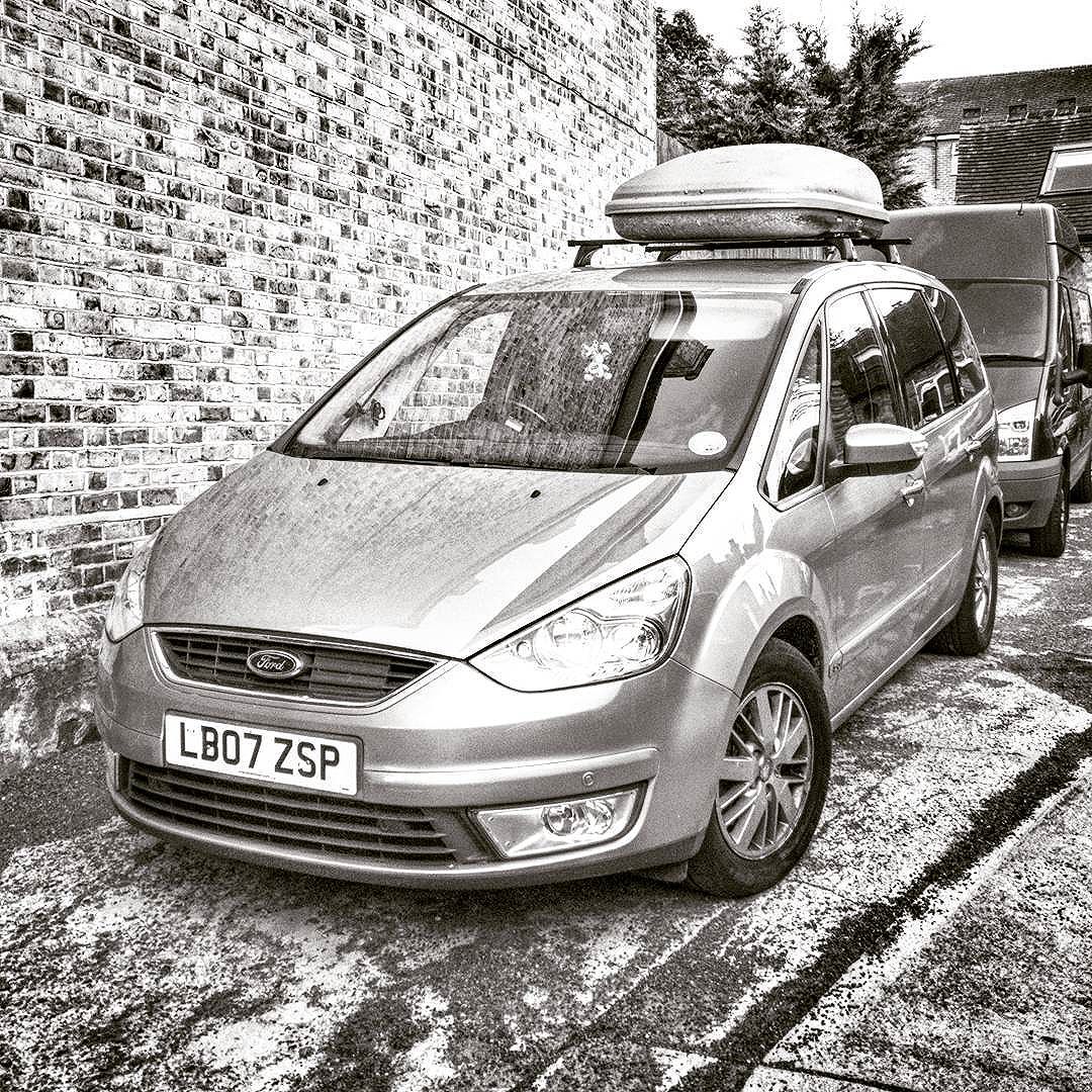 And now #middleage is truly upon me having installed a #roofrack and #roofbox on our car… Thanks to @roofboxcompany for getting us the bars super fast. #nwunited17 #cruzbars @cruzber1963 #POTD